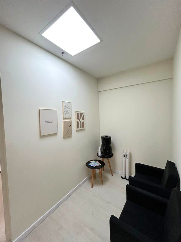 Sala de espera com poltronas e café